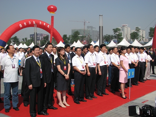 公司董事長薛季民（左起第一位）、副總裁何熙平（左起第三位）參加開幕式
