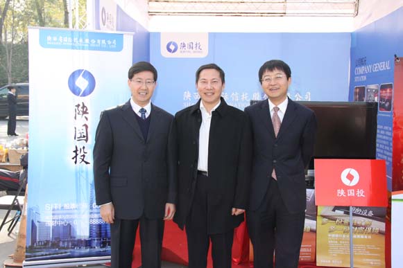 陜西證監局局長助理孔兵在公司宣傳工作臺前視察并合影